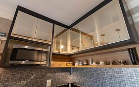 Apartamento completo com vaga, a 9 km do Aeroporto, próximo a mercado e shopping, piscina na cobertura e perto dos principais pontos da cidade